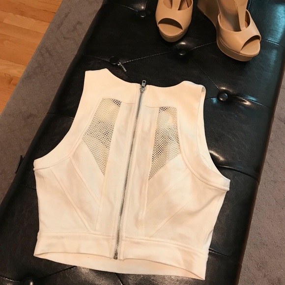 White Guess crop top 🔥 - Picture 2 of 4